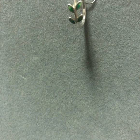 Silver ring with green leaves shapes. Like new. - Picture 5 of 5